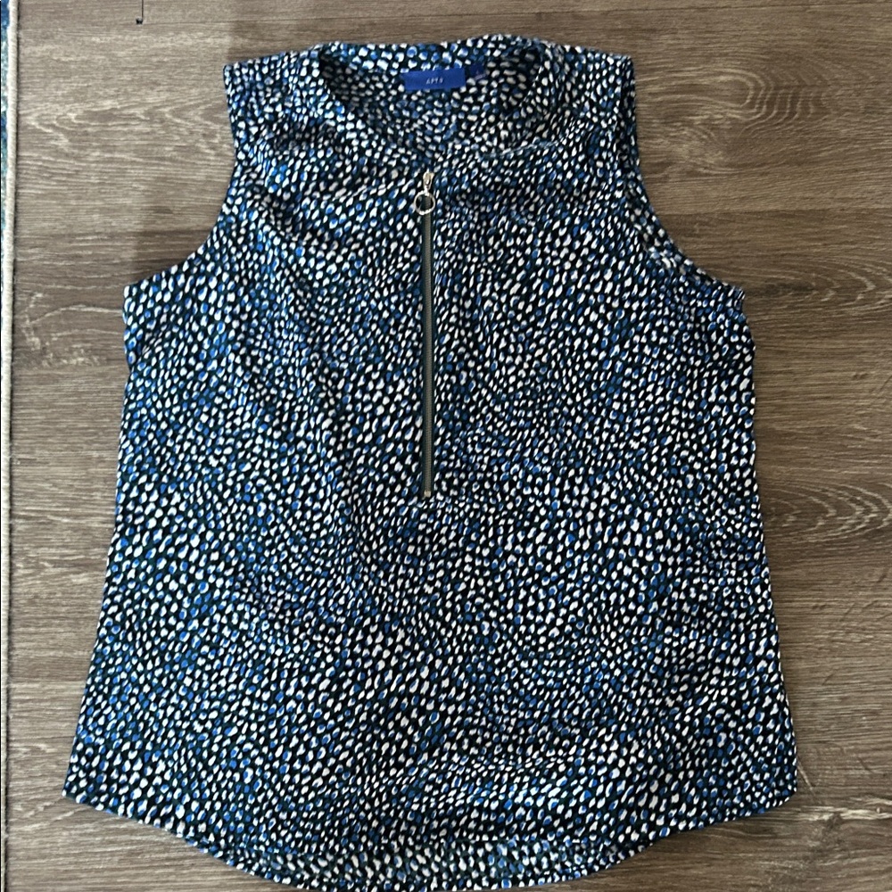 Apt 9 size Large top